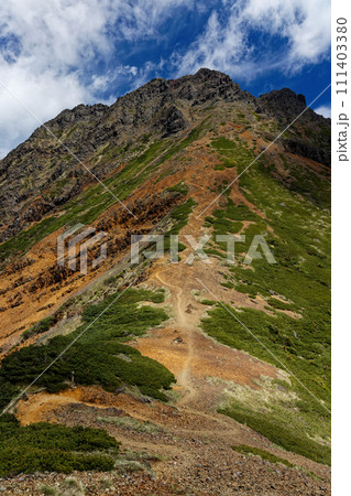 中岳のコルから見る夏の八ヶ岳連峰・赤岳 中岳のコルから見る夏の八ヶ岳連峰・赤岳 111403380