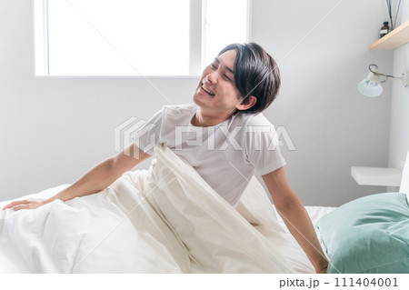 寝室で寝ぼける・良質な睡眠・熟睡・快眠して起きる男性(睡眠・眠る・昼寝) 寝室で寝ぼける・良質な睡眠・熟睡・快眠して起きる男性(睡眠・眠る・昼寝) 111404001