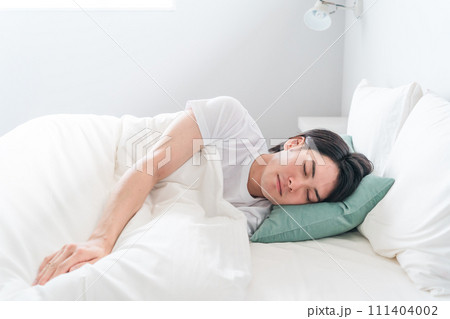 寝室で良質な睡眠・熟睡・快眠する男性(睡眠・眠る・昼寝) 寝室で良質な睡眠・熟睡・快眠する男性(睡眠・眠る・昼寝) 111404002