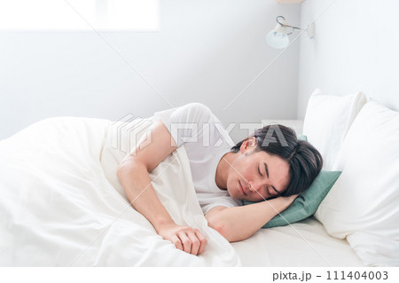 寝室で良質な睡眠・熟睡・快眠する男性（睡眠・眠る・昼寝） 111404003