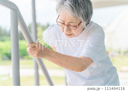 腰痛のリハビリで階段の昇り降りをする高齢者女性(ロコモ・フレイル・サルコペニア・骨粗鬆症) 腰痛のリハビリで階段の昇り降りをする高齢者女性(ロコモ・フレイル・サルコペニア・骨粗鬆症) 111404118