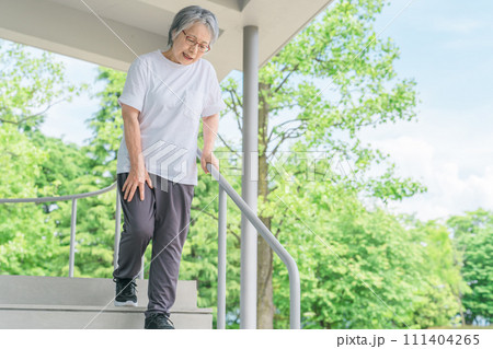 関節痛・膝痛のリハビリで階段の昇り降りをする高齢者女性（ロコモ・フレイル・サルコペニア・骨粗鬆症） 111404265