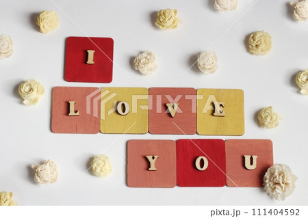 I LOVE YOUの文字 木材の文字 カラフルな木材の板の上のメッセージ 散りばめた花 I LOVE YOUの文字 木材の文字 カラフルな木材の板の上のメッセージ 散りばめた花 111404592