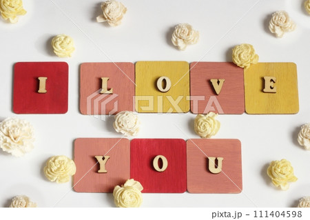I LOVE YOUの文字　木材の文字　カラフルな木材の板の上のメッセージ 111404598