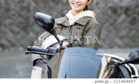 バイクに乗る女性 111404607