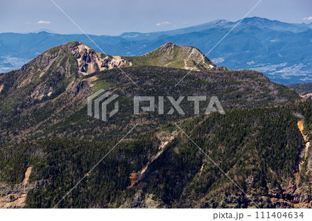 八ヶ岳連峰・阿弥陀岳から見る天狗岳と四阿山 八ヶ岳連峰・阿弥陀岳から見る天狗岳と四阿山 111404634