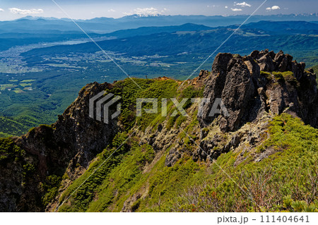 八ヶ岳連峰・阿弥陀岳から見る御小屋尾根と諏訪湖・北アルプスの眺め 111404641