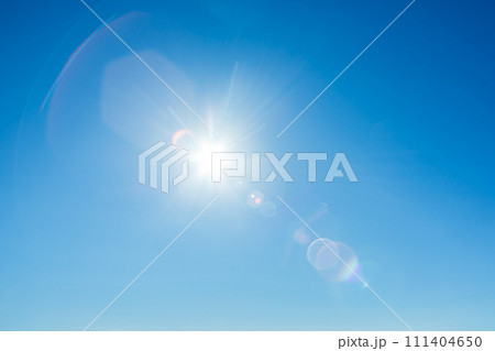 青空と太陽と日差し 111404650