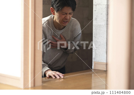 階段で胸が苦しくなるミドル男性　胸痛　息苦しい 111404800