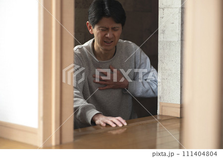 階段で胸が苦しくなるミドル男性　胸痛　息苦しい 111404804