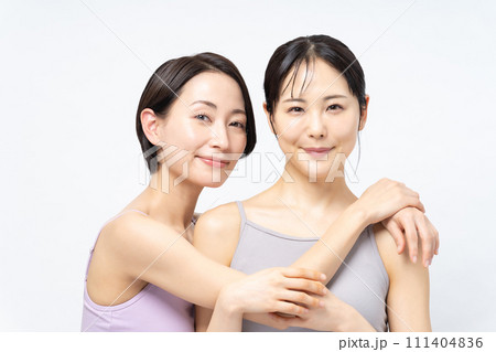 スキンケアをするミドル女性　 111404836