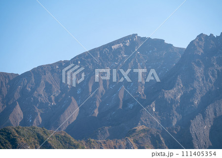 鹿児島　桜島の火山の風景 111405354