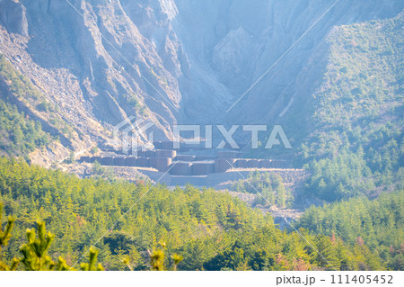 鹿児島　桜島の火山の風景 111405452