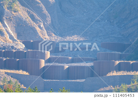 鹿児島　桜島の火山の風景 111405453