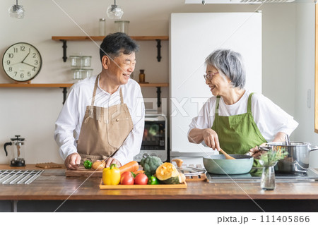 家のキッチンで一緒に料理・家事を楽しむ高齢者夫婦・シニアカップル 111405866