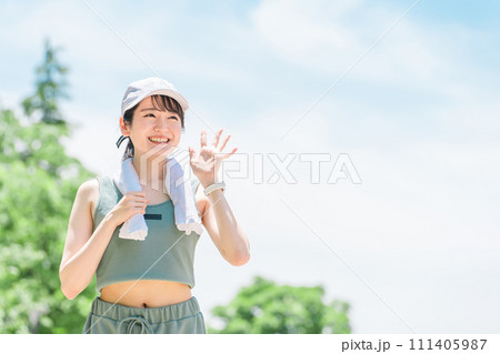 公園で運動・トレーニング・ウォーキングする女性(タオル・発汗・デトックス) 公園で運動・トレーニング・ウォーキングする女性(タオル・発汗・デトックス) 111405987