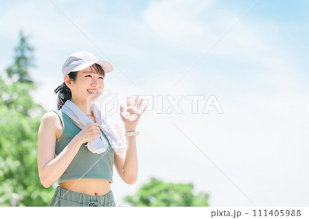 公園で運動・トレーニング・ウォーキングする女性(タオル・発汗・デトックス) 公園で運動・トレーニング・ウォーキングする女性(タオル・発汗・デトックス) 111405988