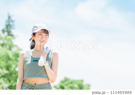 公園で運動・トレーニング・ウォーキングする女性(タオル・発汗・デトックス) 公園で運動・トレーニング・ウォーキングする女性(タオル・発汗・デトックス) 111405989
