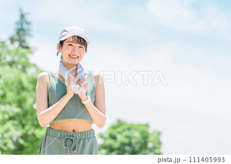 公園で運動・トレーニング・ウォーキングする女性(タオル・発汗・デトックス) 公園で運動・トレーニング・ウォーキングする女性(タオル・発汗・デトックス) 111405993