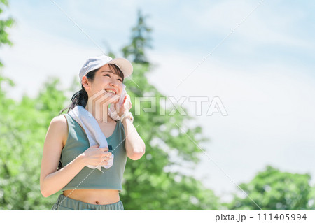 公園で運動・トレーニング・ウォーキングする女性(タオル・発汗・デトックス) 111405994