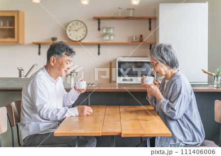 お茶・コーヒーの匂いを嗅ぐアジア人高齢者夫婦(香り・味覚) お茶・コーヒーの匂いを嗅ぐアジア人高齢者夫婦(香り・味覚) 111406006