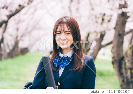 桜を背景に卒業証書を持つ高校生（女子高生） 111406104
