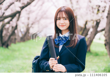 桜を背景に卒業証書を持つ高校生（女子高生） 111406105