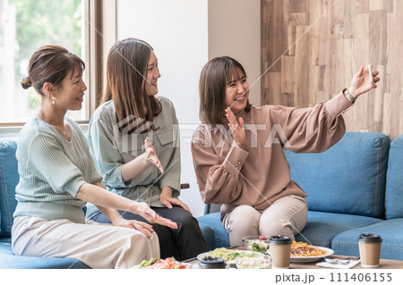 カフェ・レストラン・飲食店で女子会・ランチする女友達・同僚・仲間・ママ友の女性(福利厚生) カフェ・レストラン・飲食店で女子会・ランチする女友達・同僚・仲間・ママ友の女性(福利厚生) 111406155