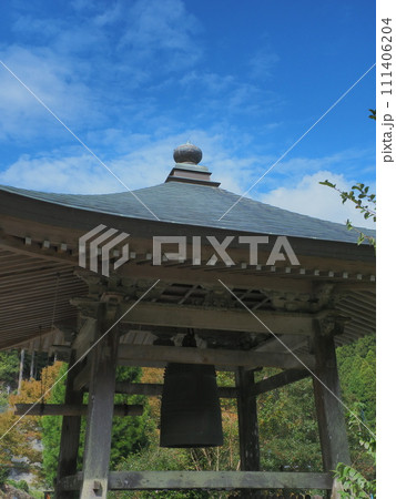 福岡県糸島市白糸の滝近くにある鐘 111406204