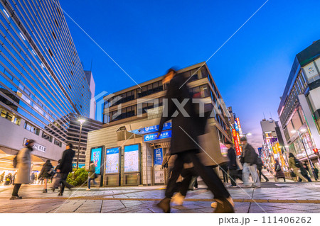 日本の横浜都市景観 2月。JN.1に置き換わり進む…横浜駅や賑わうパルナードST＝令和6年2月8日 111406262