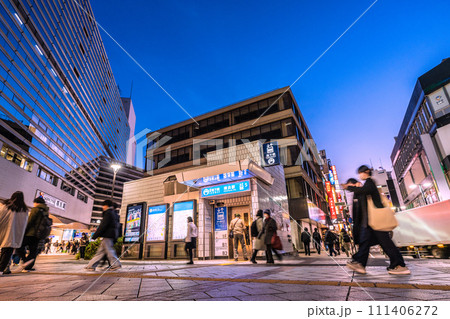 日本の横浜都市景観 2月。JN.1に置き換わり進む…横浜駅や賑わうパルナードST=令和6年2月8日 日本の横浜都市景観 2月。JN.1に置き換わり進む…横浜駅や賑わうパルナードST=令和6年2月8日 111406272