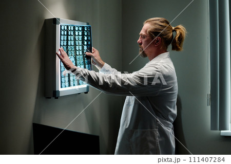 Analyzing brain scan after examination Analyzing brain scan after examination 111407284