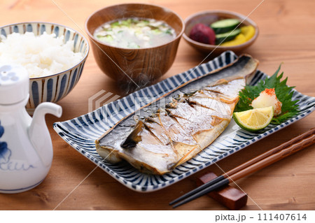 鯖の塩焼とご飯とお味噌汁と漬物 111407614