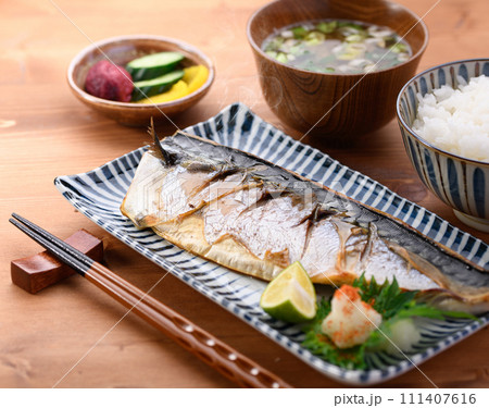 鯖の塩焼とご飯と味噌汁と漬物 鯖の塩焼とご飯と味噌汁と漬物 111407616