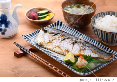 鯖の塩焼とご飯と味噌汁と漬物 111407617
