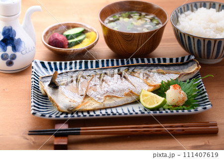 鯖の塩焼き すだちと大根おろしを添えて 鯖の塩焼き すだちと大根おろしを添えて 111407619