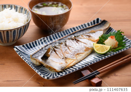 鯖の塩焼き すだちと大根おろしを添えて 鯖の塩焼き すだちと大根おろしを添えて 111407635