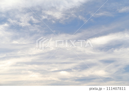 薄っすらと空にかかる雲（背景素材） 111407811
