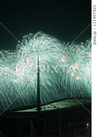 心踊る夏の瞬間 花火の華麗なる輝き 111407822