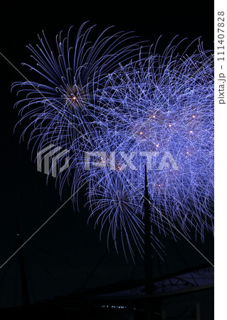 心踊る夏の瞬間 花火の華麗なる輝き 111407828