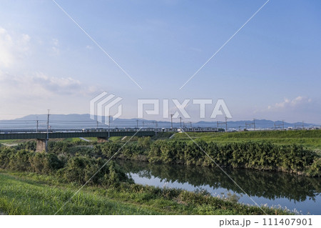 宝満川の鉄橋を渡る西鉄電車 宝満川の鉄橋を渡る西鉄電車 111407901