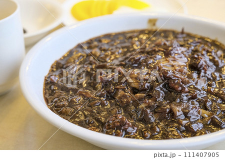 韓国の麺料理の定番であるジャジャン麺 111407905