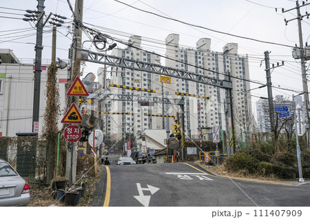 ドラマのロケ地にもなった鉄道の踏切り 111407909