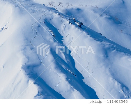 冬の白馬村 冠雪した北アルプス バックカントリー 滑走ライン跡 冬の白馬村 冠雪した北アルプス バックカントリー 滑走ライン跡 111408546