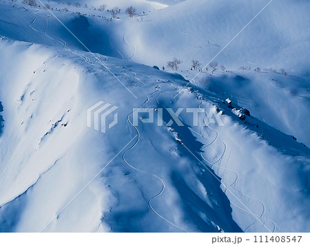 冬の白馬村 冠雪した北アルプス バックカントリー 滑走ライン跡 冬の白馬村 冠雪した北アルプス バックカントリー 滑走ライン跡 111408547