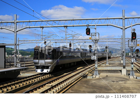 旭川駅を出発した特急スーパーカムイ(日本 北海道旭川市) 旭川駅を出発した特急スーパーカムイ(日本 北海道旭川市) 111408707