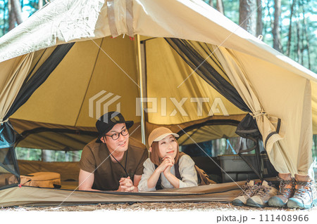夫婦でキャンプをするアジア人の男女 111408966