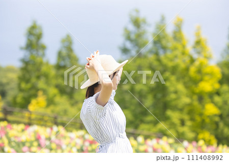 花畑を散歩する女性 111408992