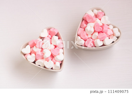 小さなハート型のマシュマロ 111409075