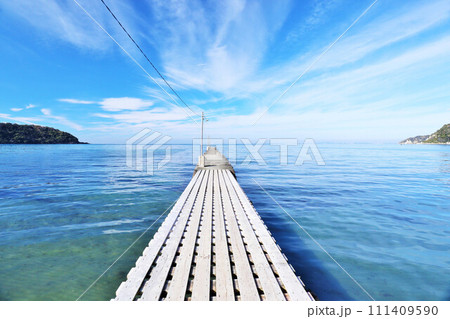 千葉県　青空の海と岡本桟橋（原岡桟橋） 111409590